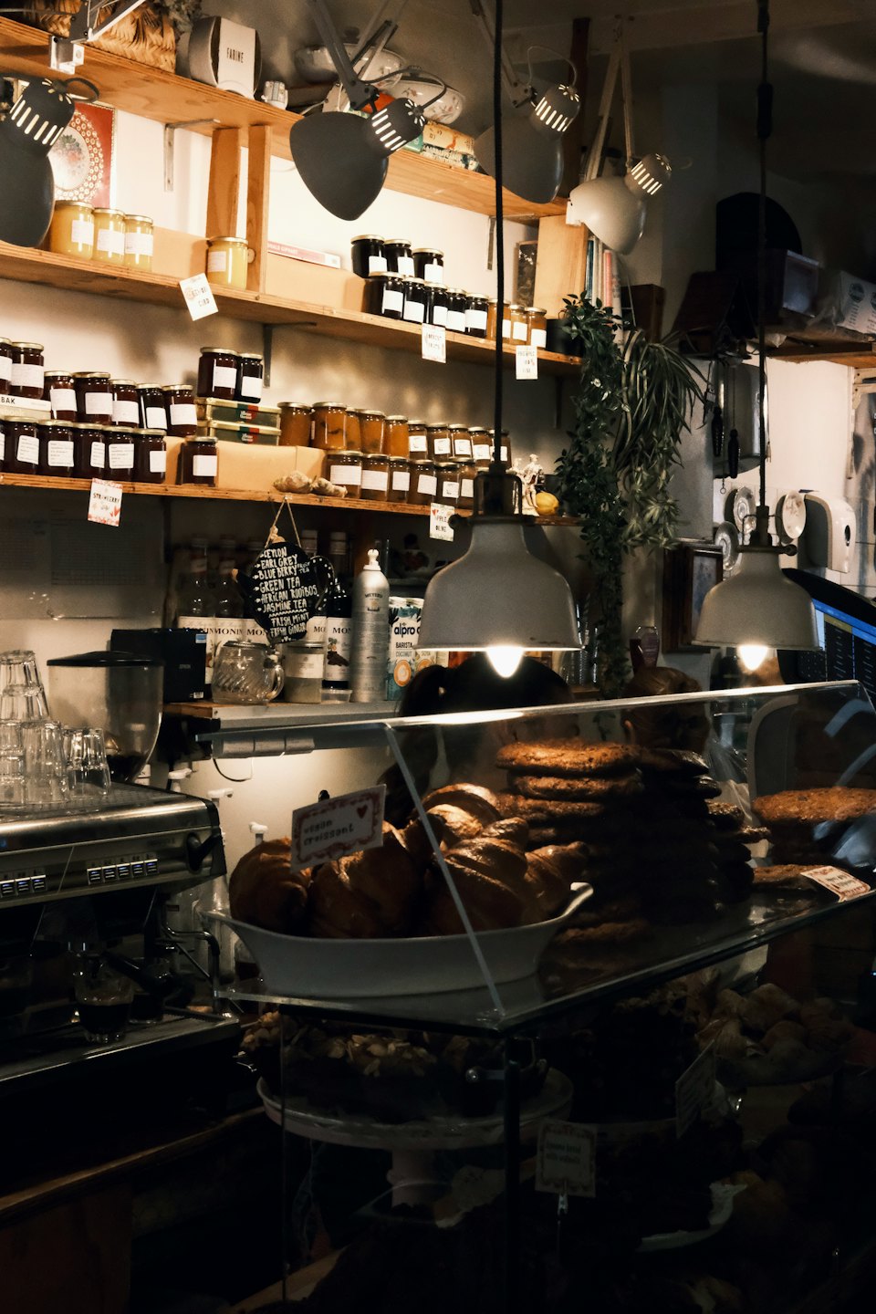 Kohvikulett, kus on saiakesed, moosipurgid ja espressomasin.